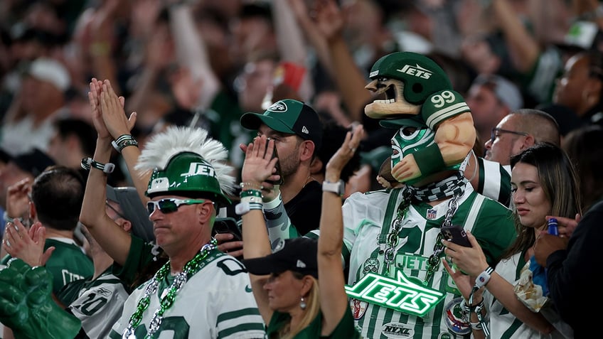 Jets fans in stands