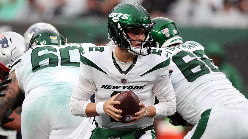 jets michael carter assistant coach get into heated exchange during game vs patriots