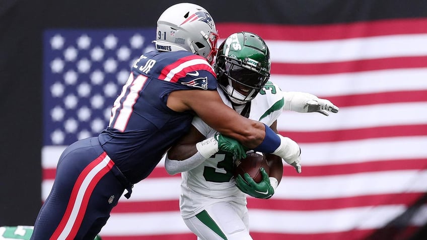 jets michael carter assistant coach get into heated exchange during game vs patriots