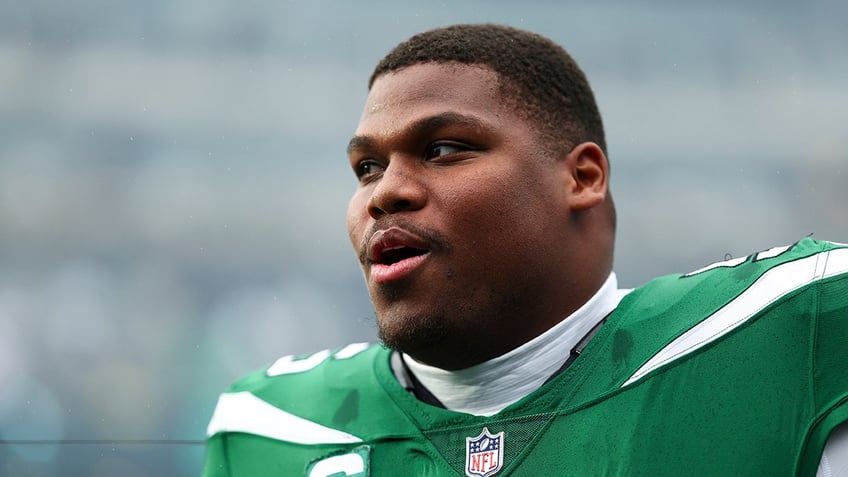 Quinnen Williams looks on field