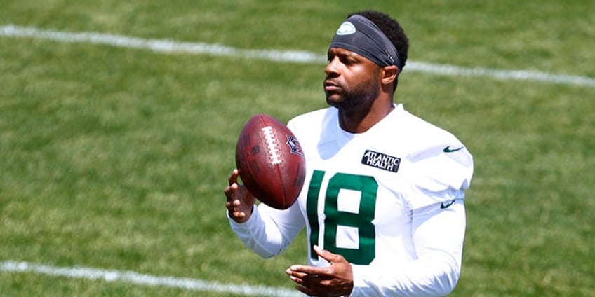 jets randall cobb throws huge block on giants bobby mccain leaves safety with concussion