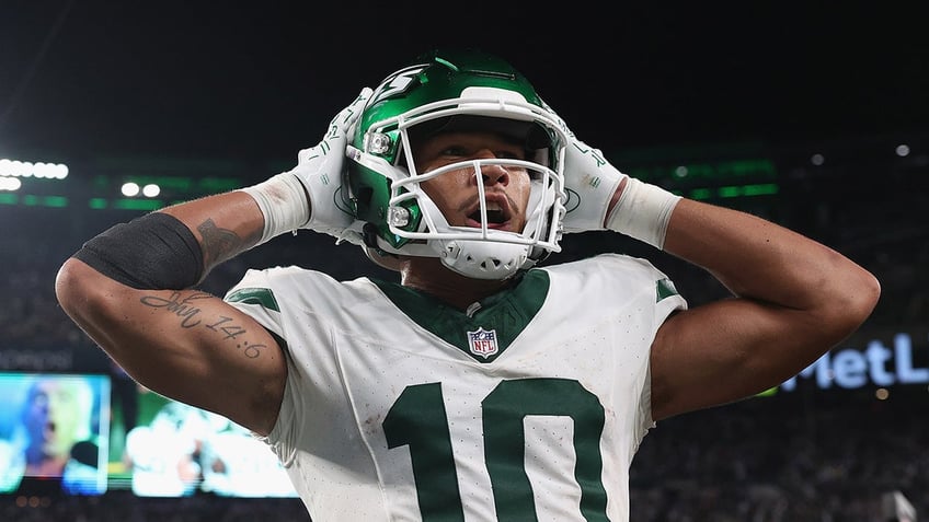 jets rule struggling wide receiver a healthy scratch before black friday game despite 44 million contract