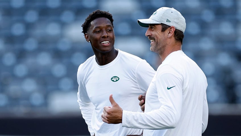 Sauce Gardner talks with Aaron Rodgers