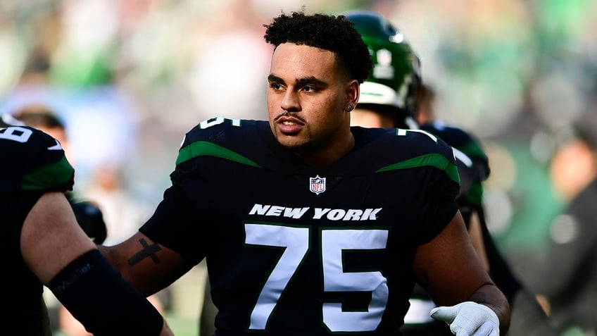 jets star lineman suffers season ending injury in denver for second straight season