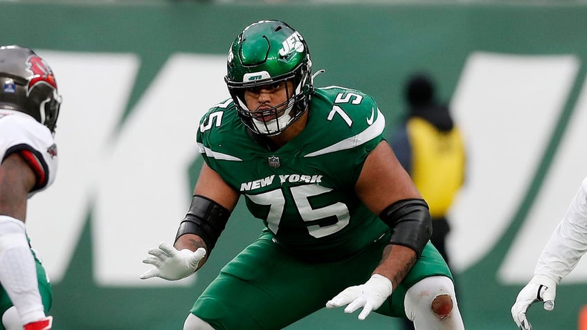 jets star lineman suffers season ending injury in denver for second straight season