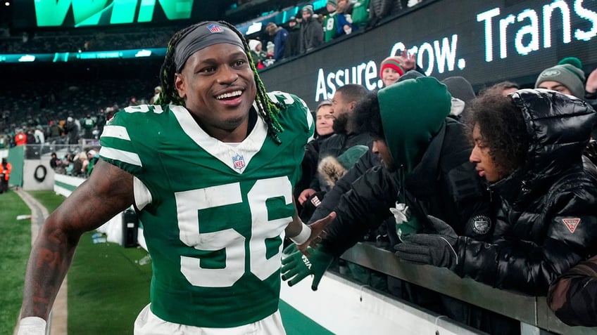 Quincy Williams high-fives fans