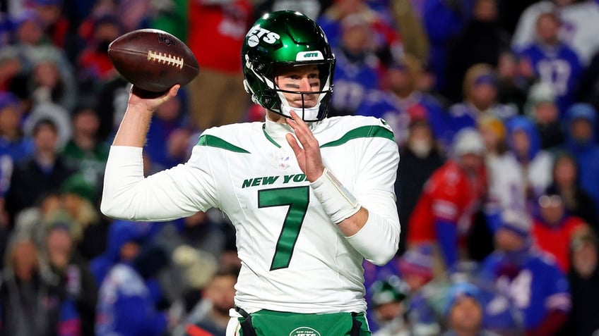 jets sticking with qb tim boyle despite shaky showing against dolphins aaron rodgers possible return looms