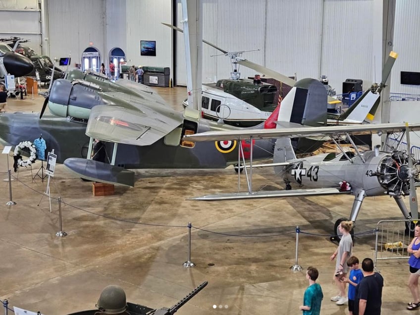 jimmy buffett donated two aircrafts to uss alabama battleship memorial park