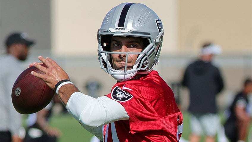 jimmy garoppolo finally takes practice field for raiders after missing all of otas and minicamp