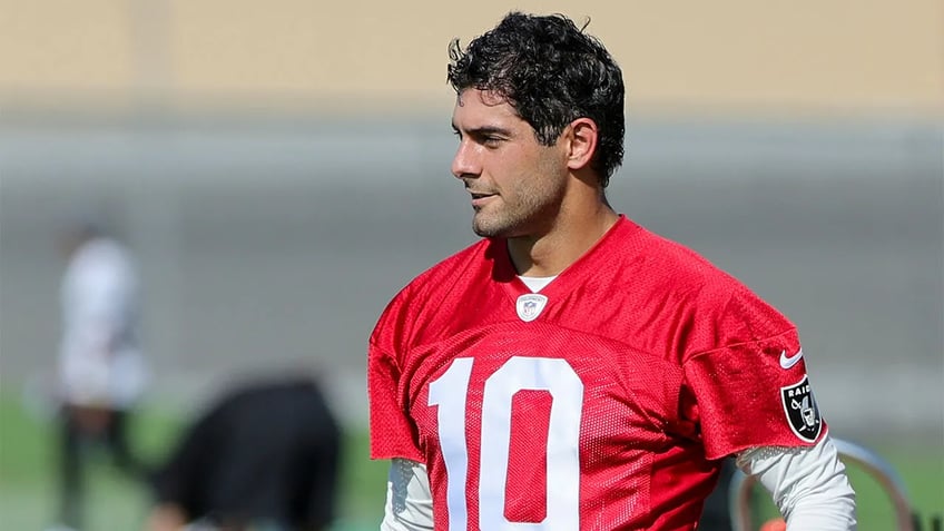 jimmy garoppolo finally takes practice field for raiders after missing all of otas and minicamp