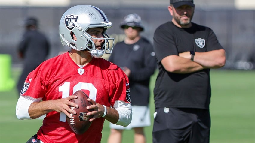 jimmy garoppolo finally takes practice field for raiders after missing all of otas and minicamp