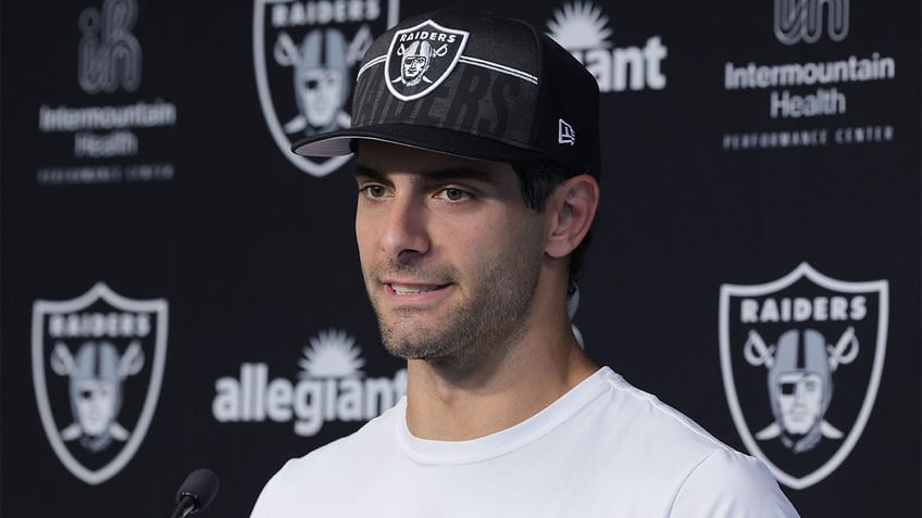 jimmy garoppolo finally takes practice field for raiders after missing all of otas and minicamp