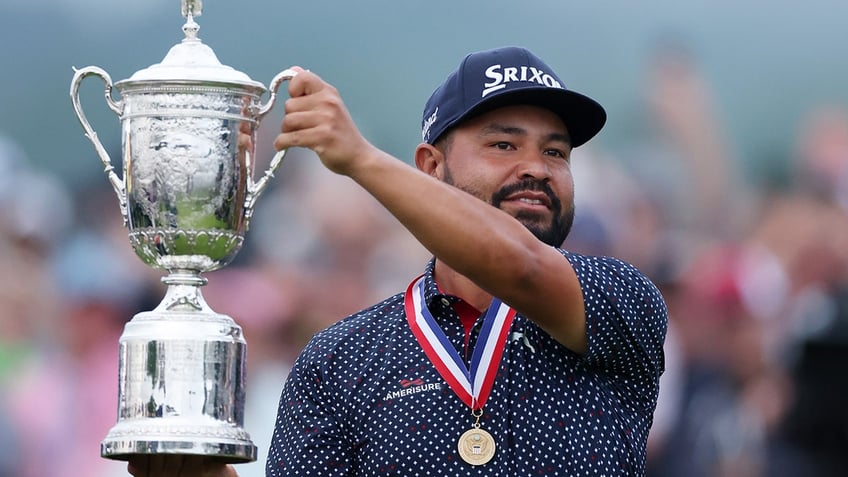 J.J. Spaun holds up U.S. Open trophy