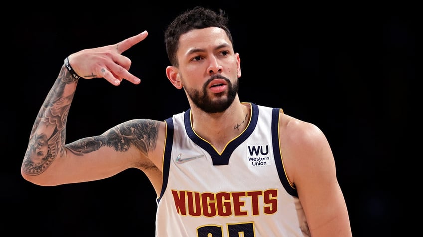 Austin Rivers gestures on court