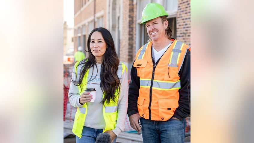 joanna gaines reflects on early marriage with chip jokes she was a bit of a dud