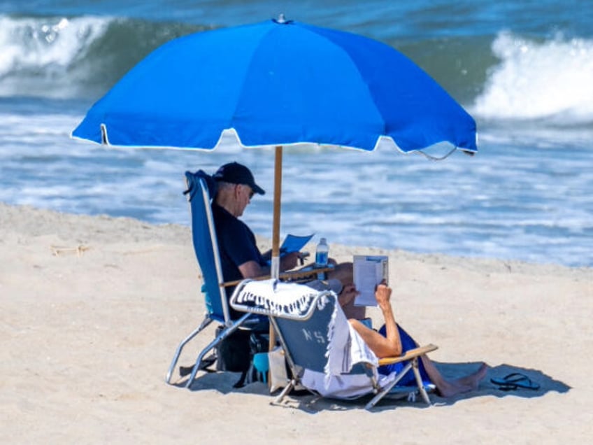 TOPSHOT-US-POLITICS-BIDEN-BEACH