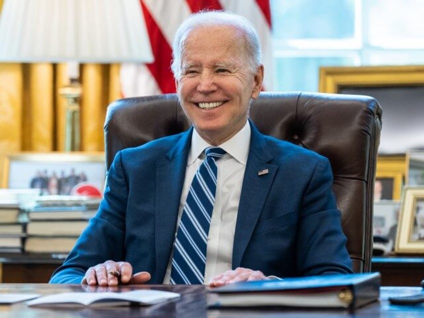 President Joe Biden talks with staff before a call with Ukrainian President Volodymyr Zele