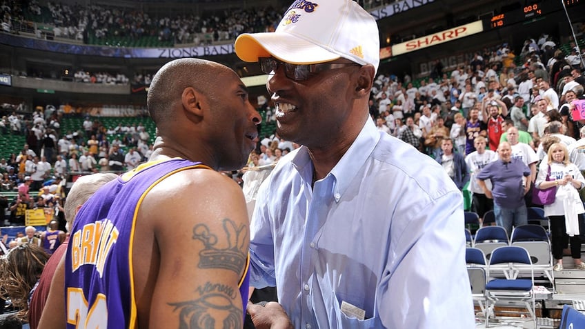 Joe Bryant and Kobe Bryant embrace