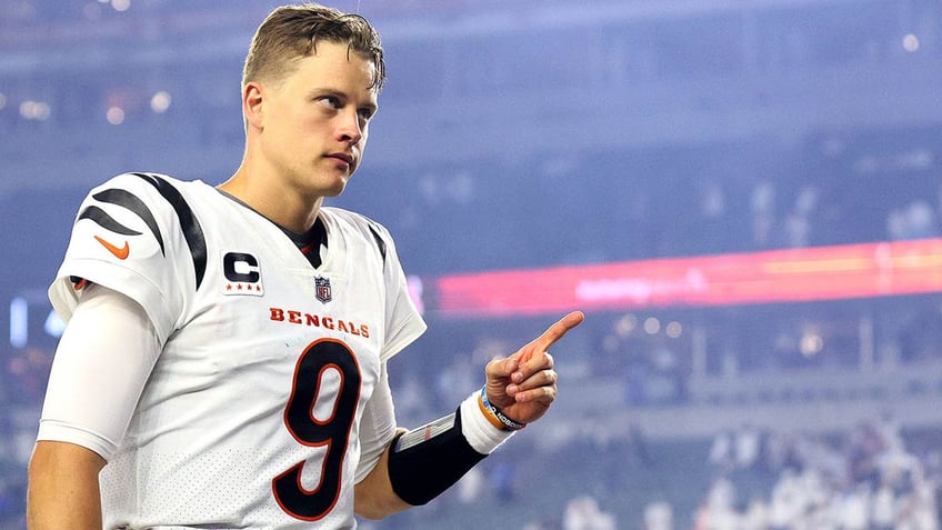 Joe Burrow points to the crowd