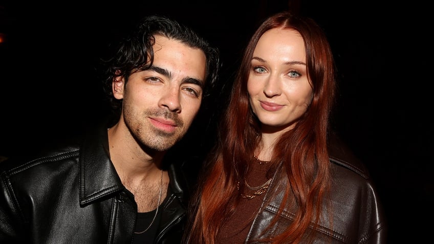 joe jonas addresses sophie turner divorce rumors while onstage