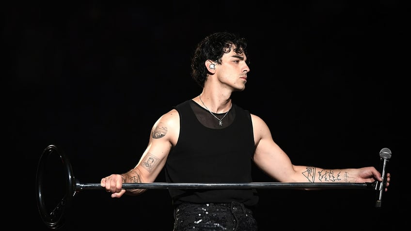 joe jonas addresses sophie turner divorce rumors while onstage