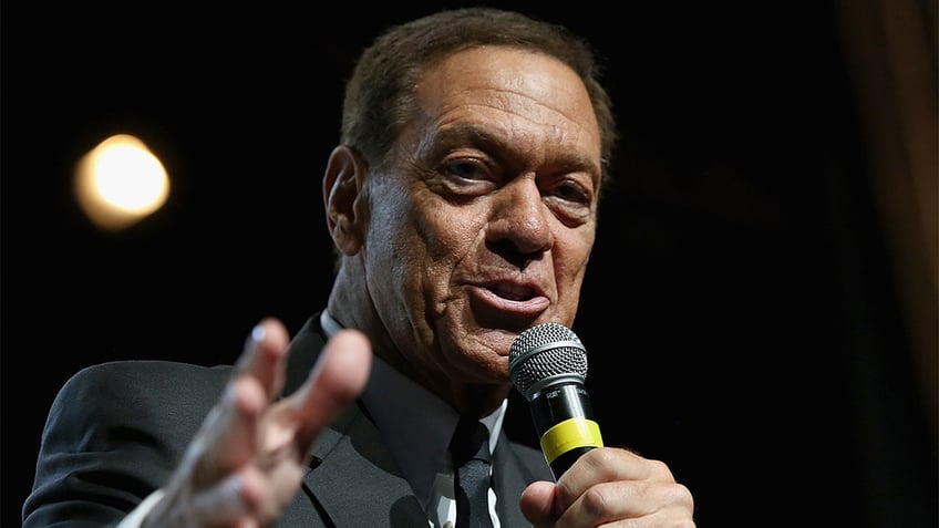 Joe Piscopo giving a speech