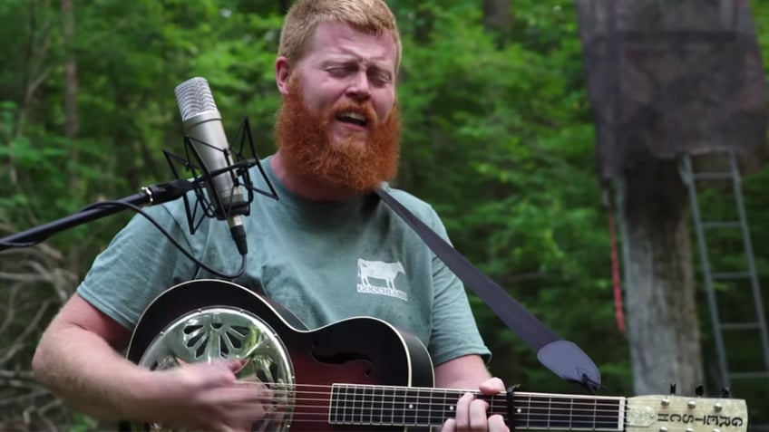 joe rogan hosts country star oliver anthony at his austin club for surprise performance