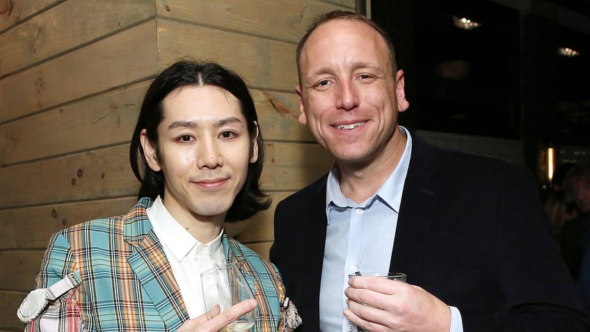 Takeru Kobayashi and Joey Chestnut pose for picture