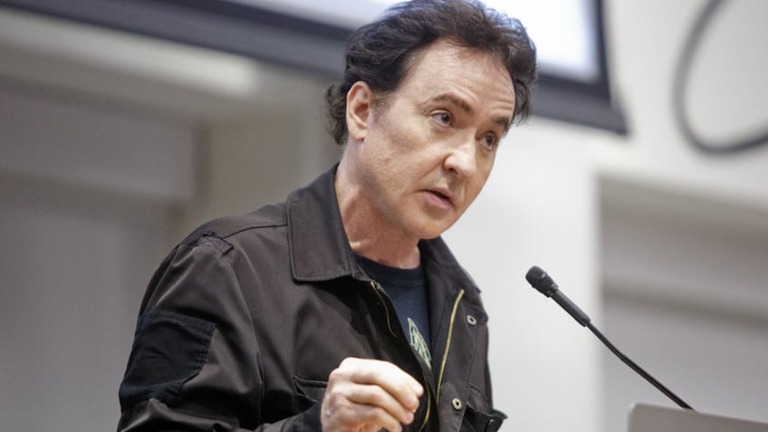 john cusack says democratic elite sold out the working class for decades theyre full of s 