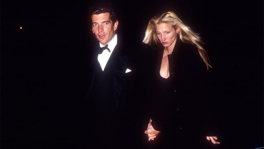 john f kennedy jrs wife carolyn bessette felt trapped trying to cope with media scrutiny says pal