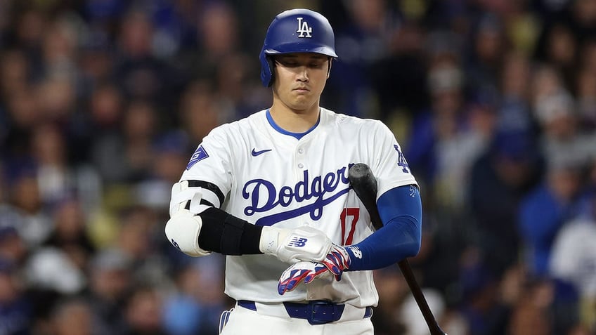 Shohei Ohtani prepares