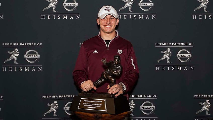 Johnny Manziel holds Heisman