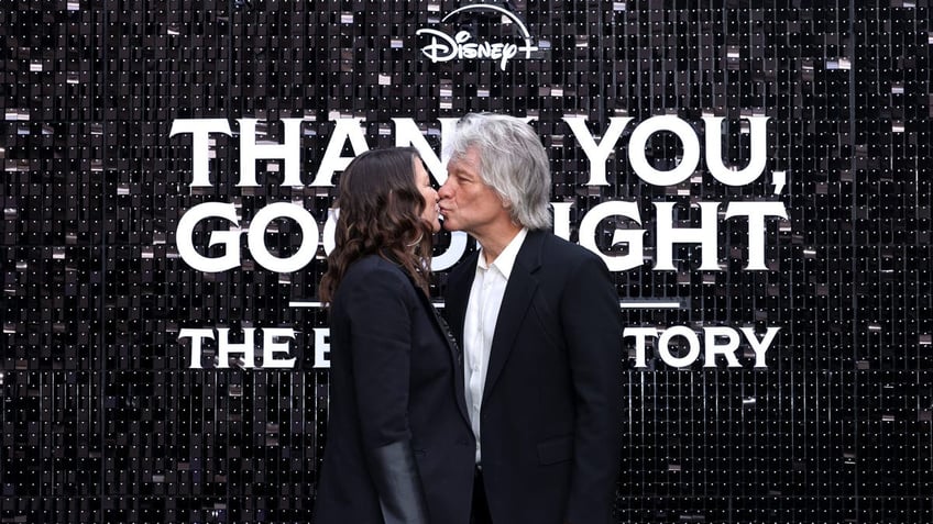 Dorothea Bongiovi and Jon Bon Jovi kissing