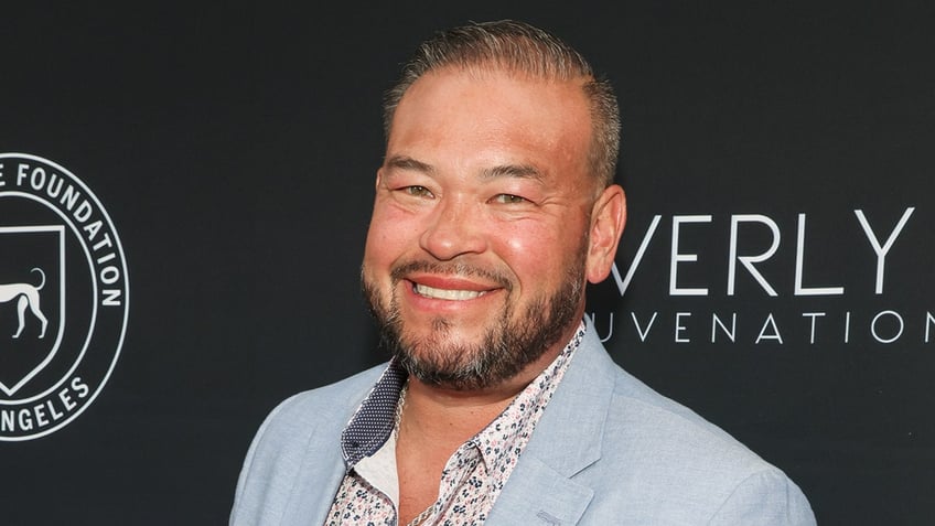 Jon Gosselin wears blue suit on red carpet.