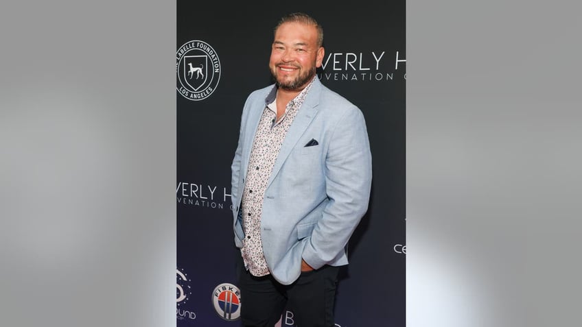 full-length of jon gosselin on red carpet