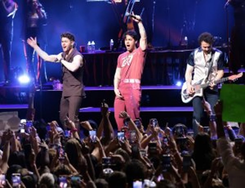 Jonas Brothers booked for 'Dick Clark's New Year's Rockin' Eve'