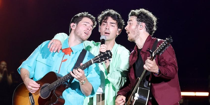 jonas brothers explain how they make singing about sex not weird as siblings