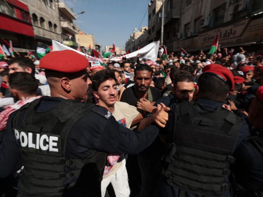 jordan pro hamas mob marching toward israeli border calls police traitors for tear gassing protestors