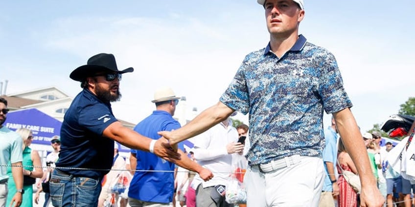 jordan spieth splits sandwich with fan in bizarre moment during st jude championship