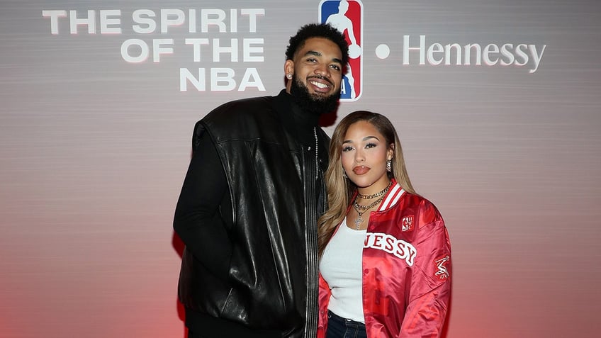 Karl-Anthony Towns and Jordyn Woods pose for picture