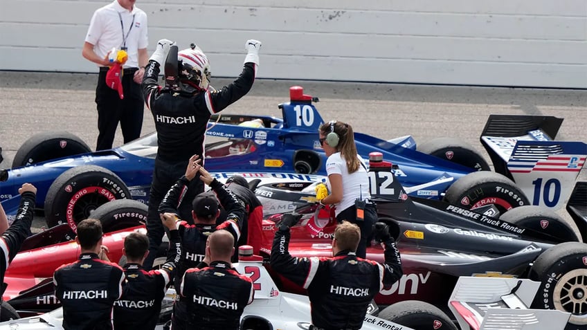 josef newgarden completes indycar series weekend sweep with wins at iowa speedway