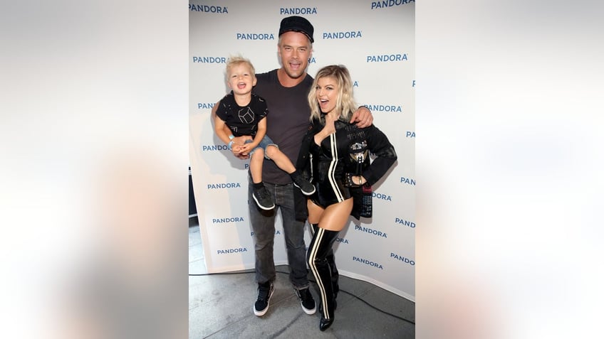 josh duhamel blames hollywood for fergie divorce says it can suck the soul out of you