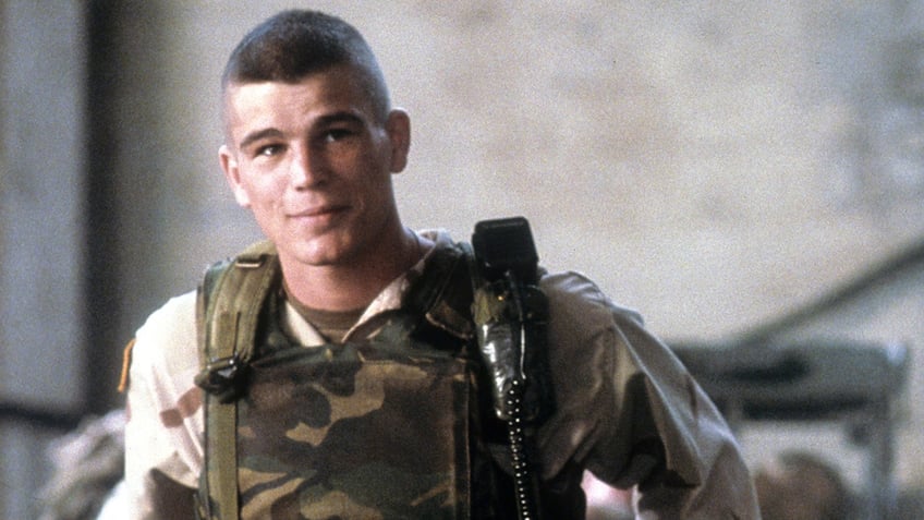 Josh Hartnett wears camouflaged vest in Black Hawk Down.