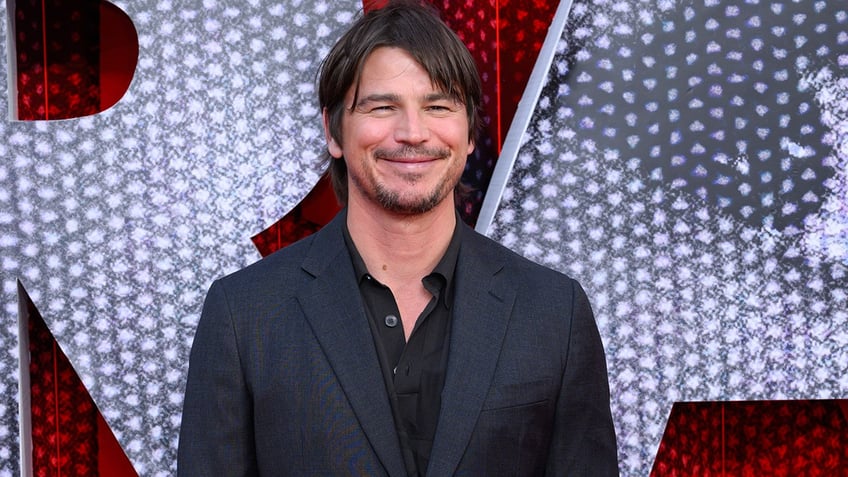 Josh Hartnett in a suit at the premiere of "Trap."