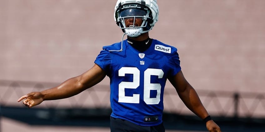 josh jacobs signs deal with raiders ending holdout