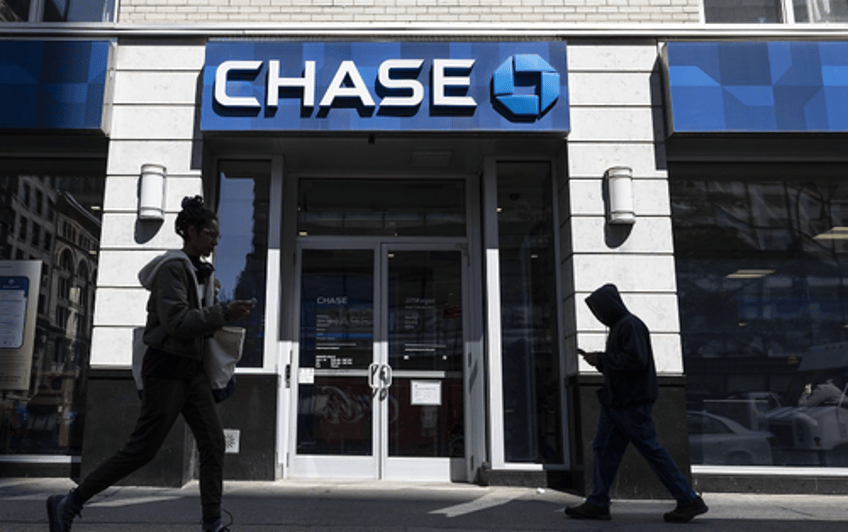 jpmorgan chase plans massive branch network expansion while small banks implode