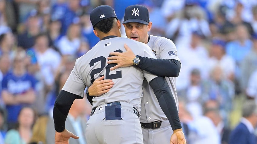 Aaron Boone embraces Juan Soto