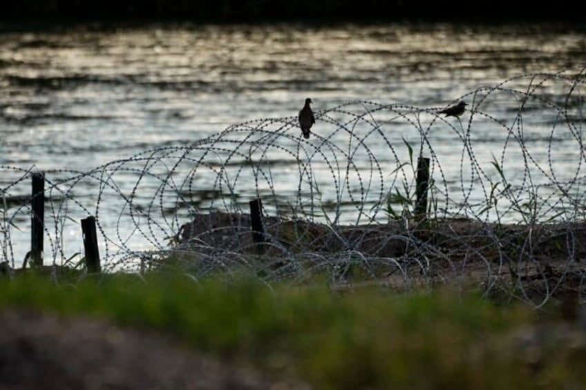 judge orders federal agents to stop cutting texas razor wire for now at busy mexico border crossing