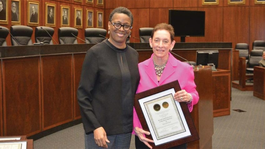U.S. District Judge Sharon J. Coleman presents award to attorney Paula E. Litt