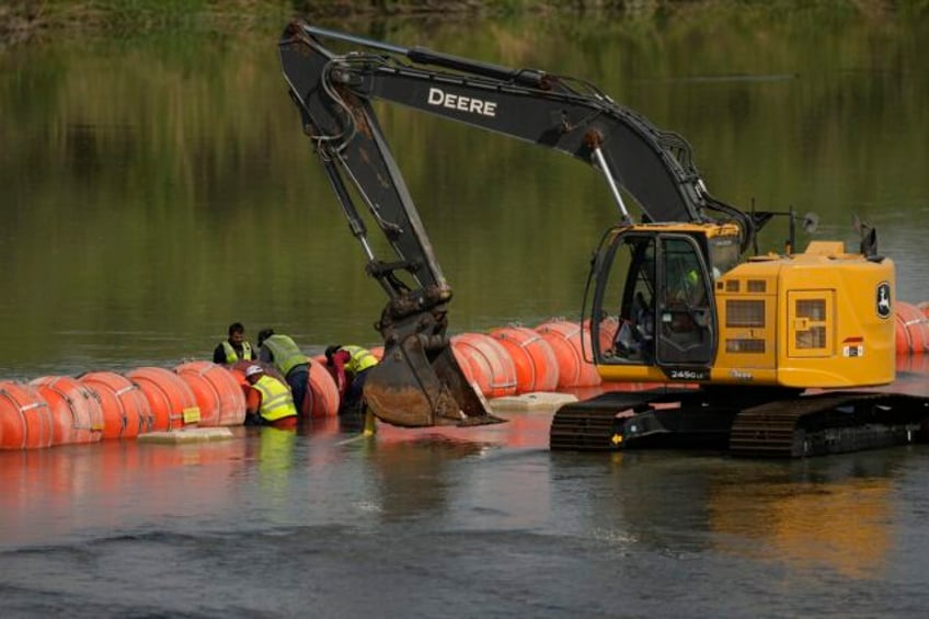 judge to consider whether texas can keep oversize buoy barrier on us mexico river border